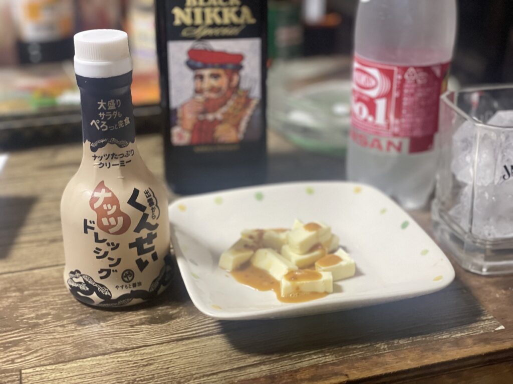 チーズにくんせいナッツドレッシングをかけた写真