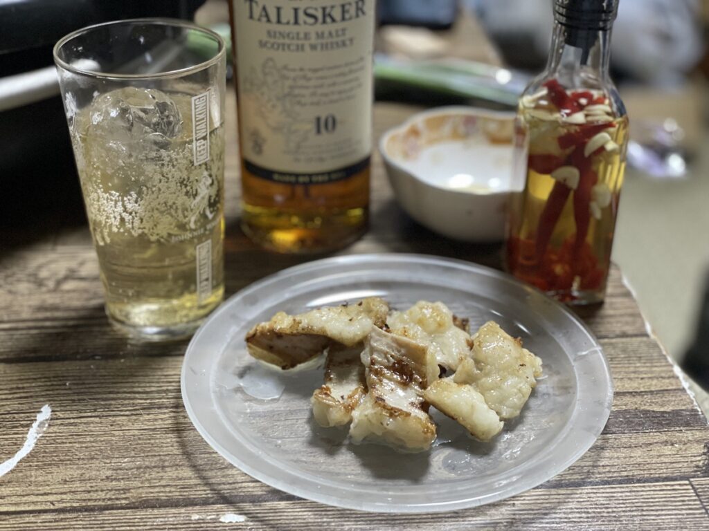 テーブルの上に焼いたホルモンと簡単ピリ辛酢、そしてタリスカーのハイボール写真