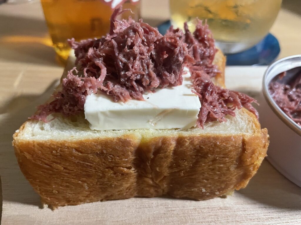 デニッシュにクリームチーズとプレミアムほぐしコンビーフを乗せた写真