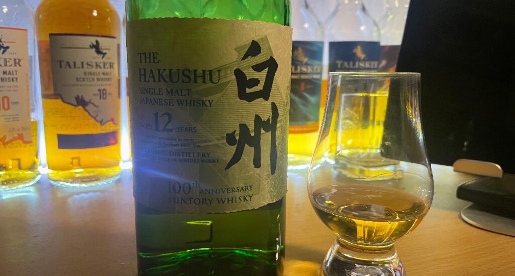テーブルに置かれた白州12年のボトルとテイスティンググラス