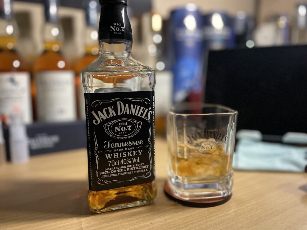 デスクに置かれたジャックダニエルNo.7とロックグラスの写真