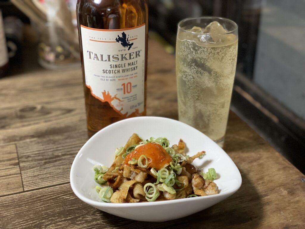 タリスカー10年のハイボールと鶏皮酢のペアリング写真
