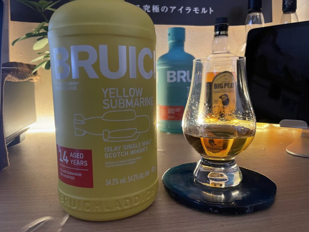 デスクの上にブルックラディイエローサブマリンⅢのボトルとテイスティンググラスの写真