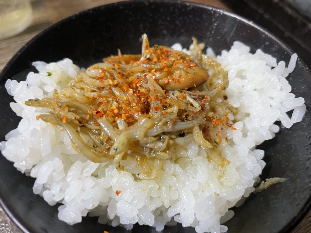 白飯に乗せられたちりめんアヒージョのアップ写真