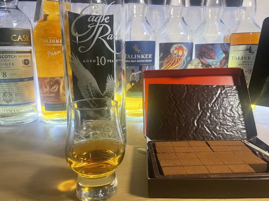 イーグルレア10年のストレートとビター生チョコの写真