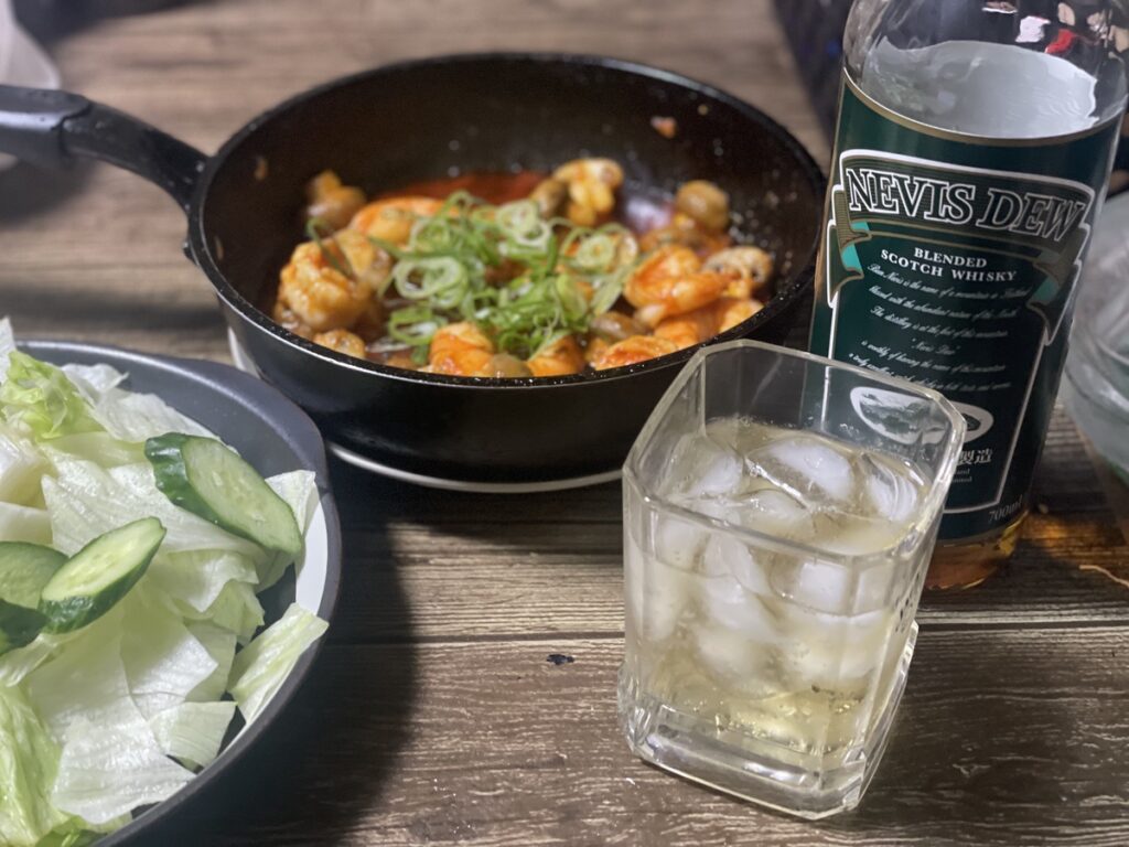 ネヴィスデューのハイボールと海老と豆板醤のアヒージョ風の写真