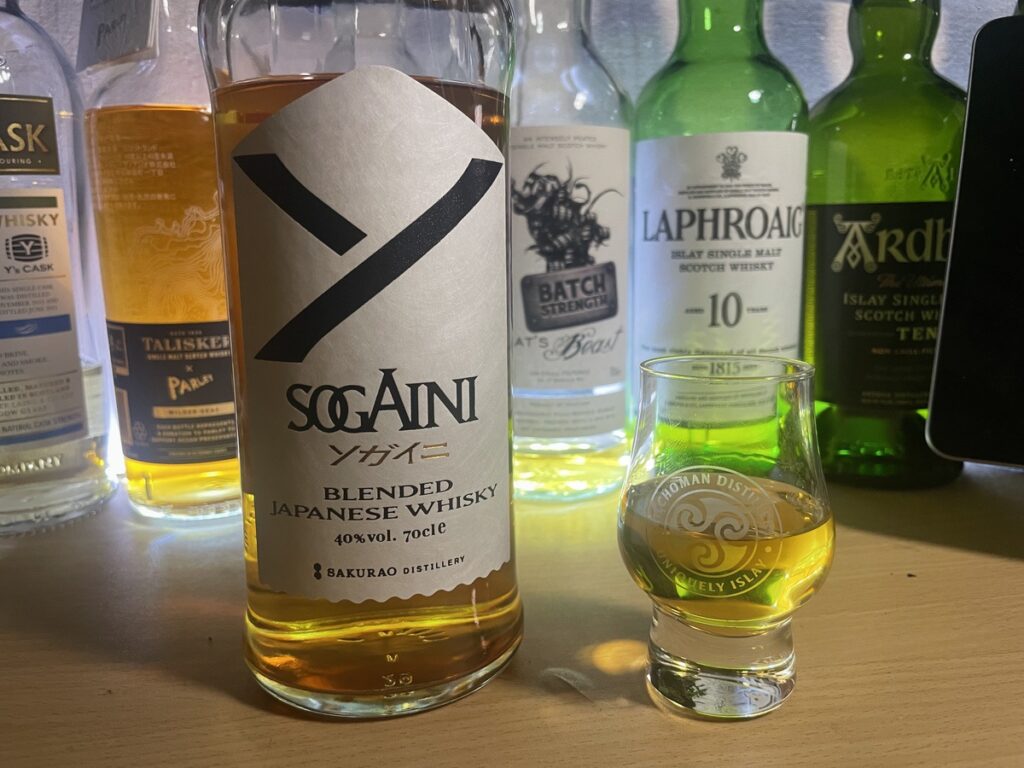デスクの上にソガイニのボトルとテイスティンググラスの写真