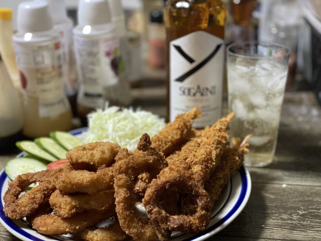 ソガイニハイボールとイカフライ・エビフライの写真
