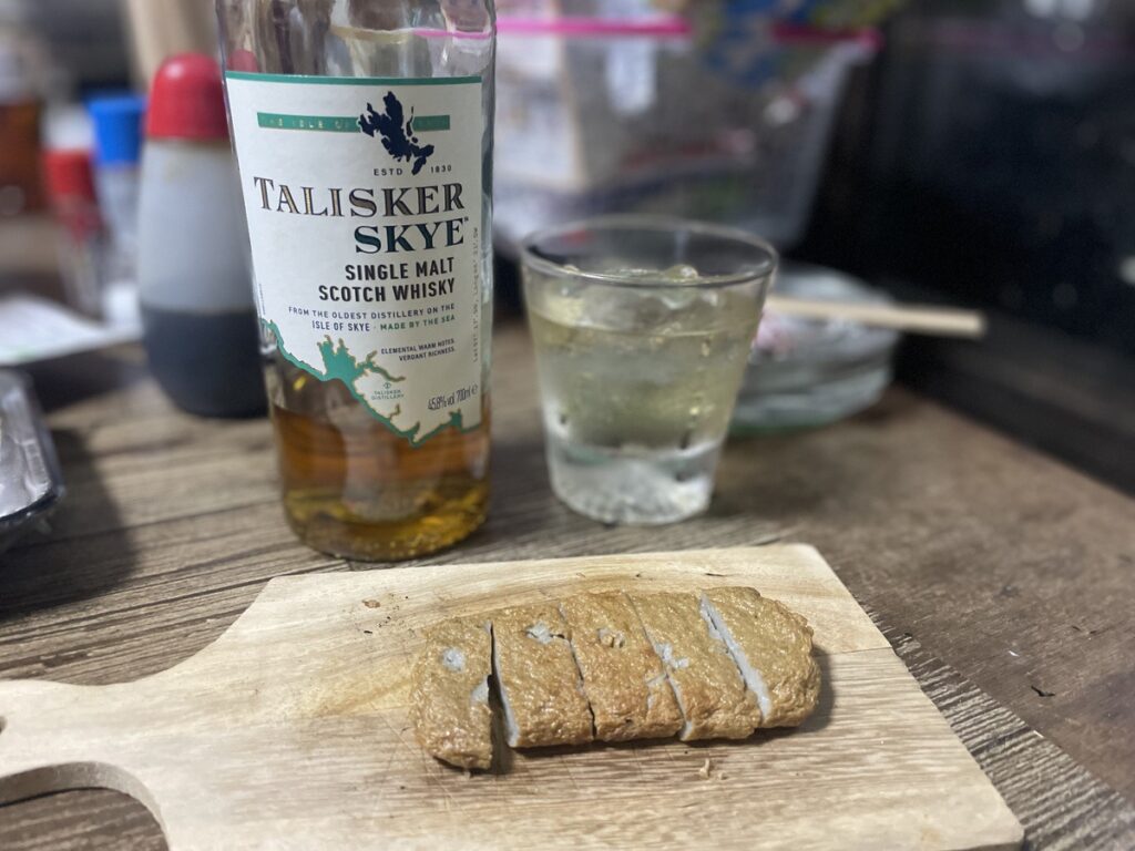 テーブルに置かれたタリスカースカイのボトルとハイボールそしてじゃこ天の写真