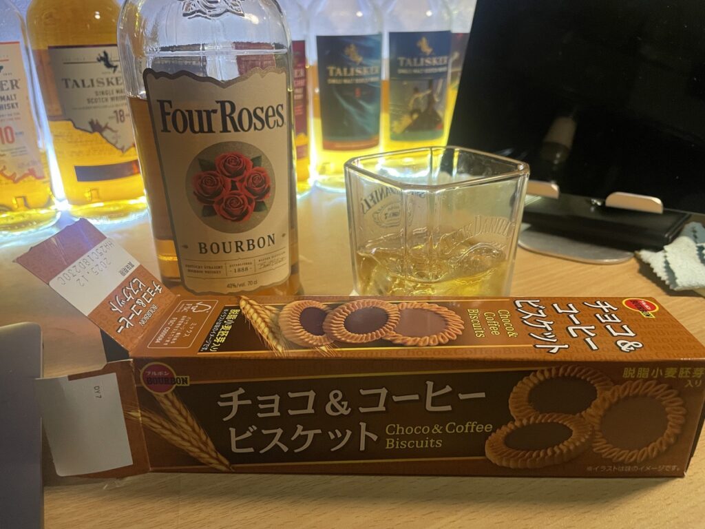 チョコ&コーヒー ビスケットとフォアローゼスイエローの写真