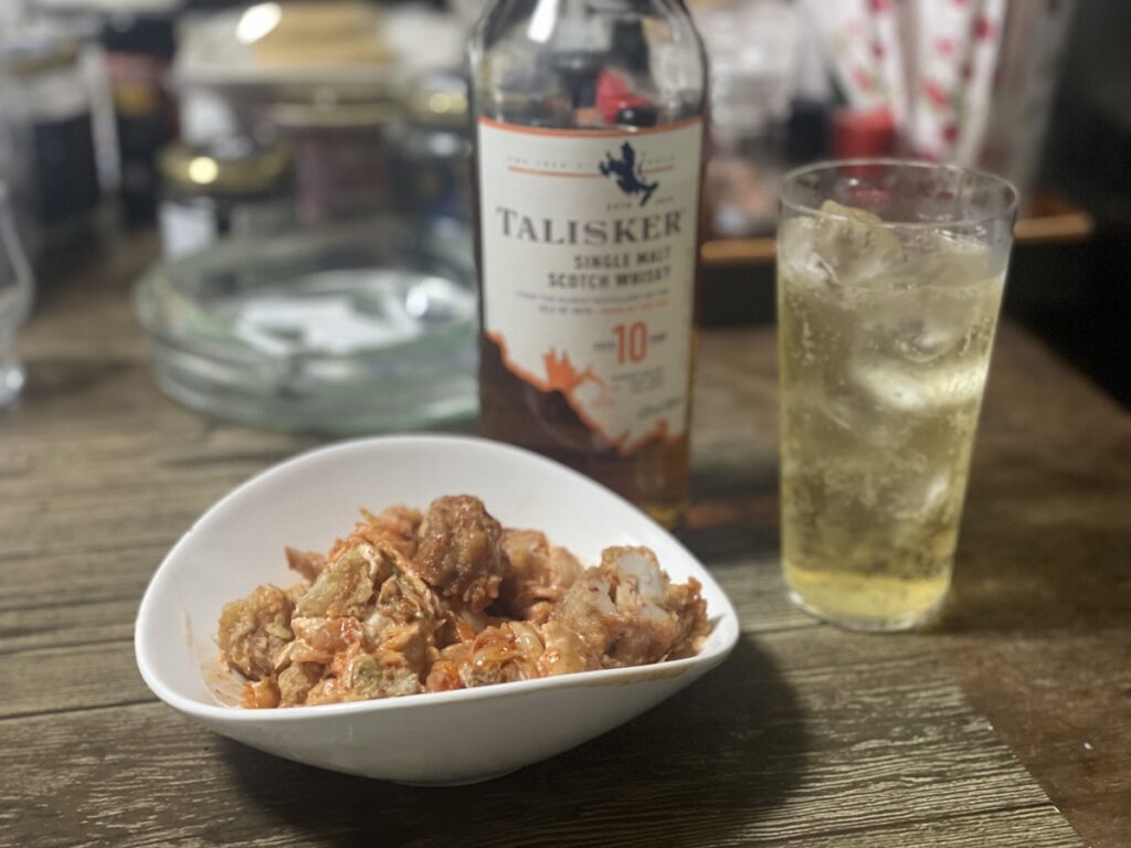 タリスカーのハイボールと唐揚げキムチマヨの写真
