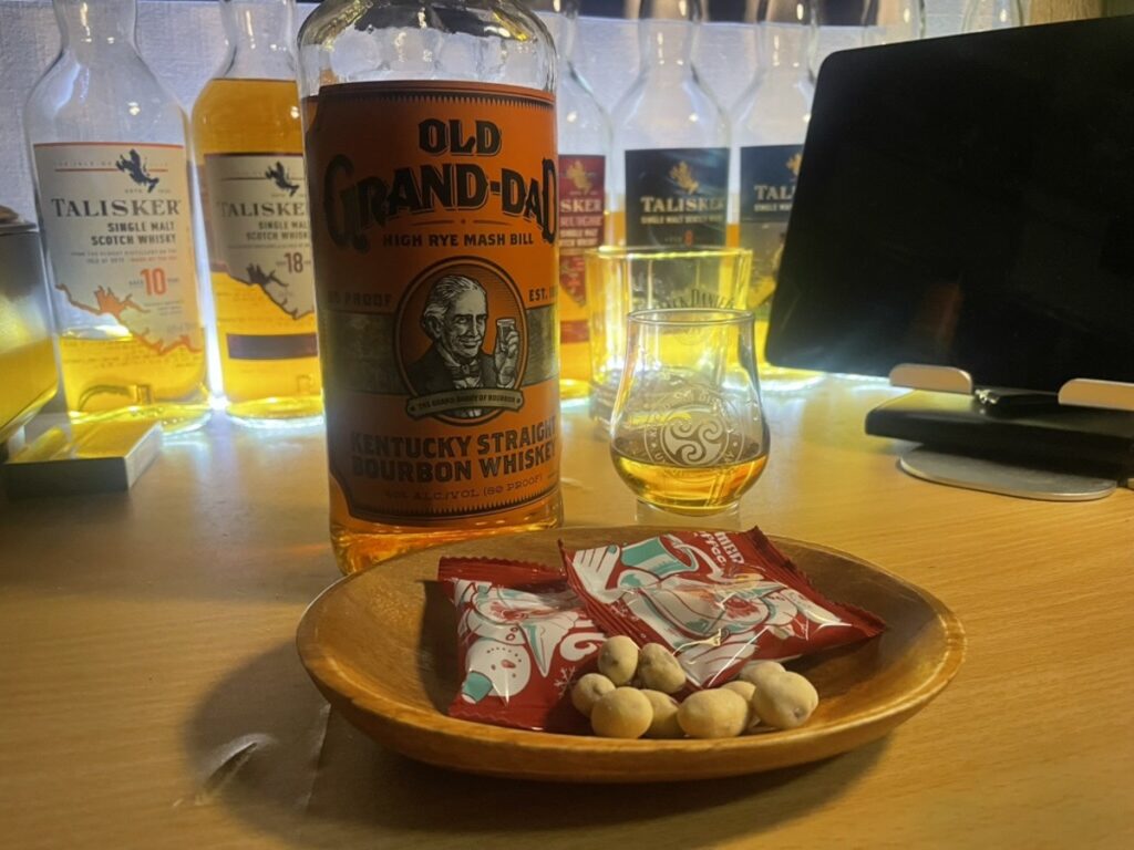 オールドグランダッドのボトルとコメダ珈琲の豆菓子の写真