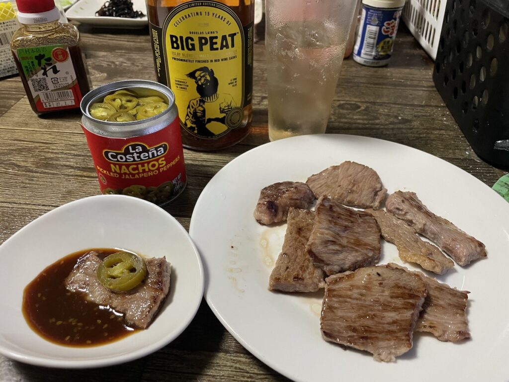 ビッグピートレッドワインカスクと焼肉のタレにつけてハラペーニョを乗せたハラミの写真