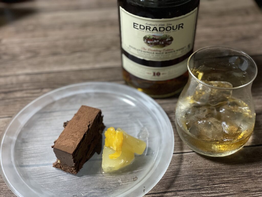 チョコレートケーキとエドラダワー10年の写真