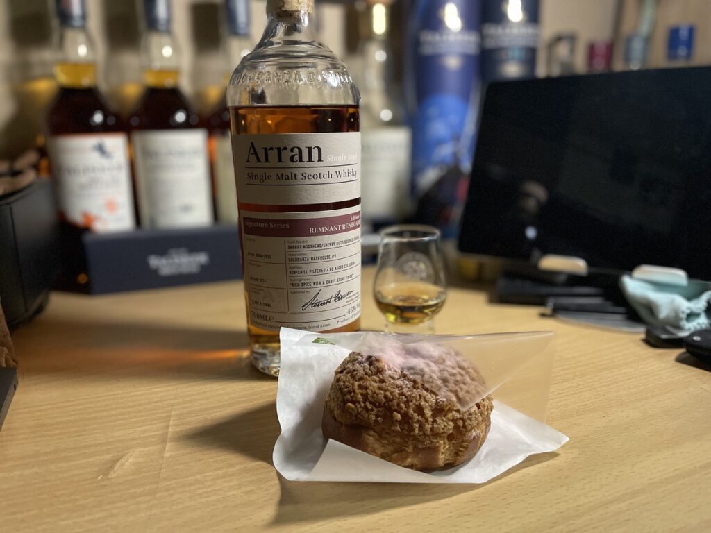 アラン レムナントレネゲートのボトルとシュークリームの写真